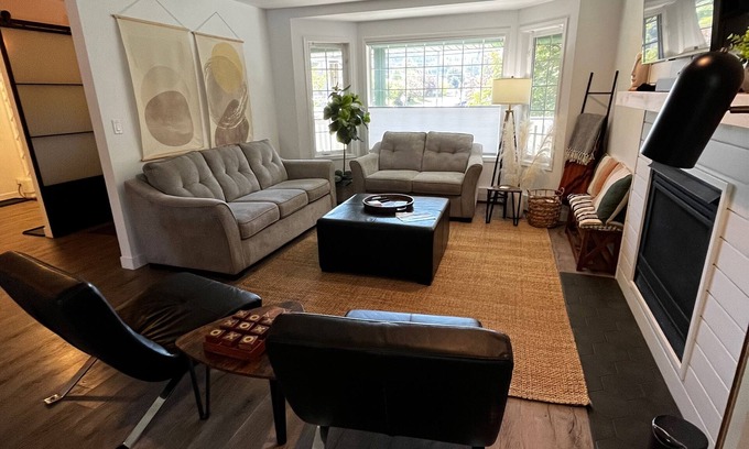 East Kootenay Casa | DWELL / Fernie / BC / Hot Tub / Walk to Downtown