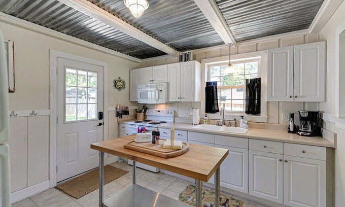 Franklin Casa | Dwtn Franklin - Walkable with Huge Yard Sleeps 6
