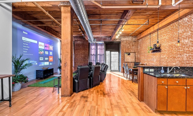 Downtown West Apartamento | DWTN Loft✦160" Theater Screen✦Walk to Attractions✦Private Balcony