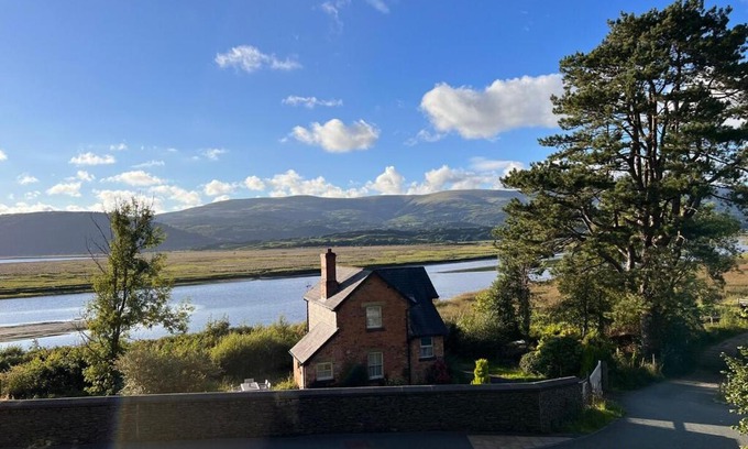 Cwrt Casa | Dyfi Hideaway - Holiday Cottage Snowdonia - Stunning River & Valley Views - Ynyshir