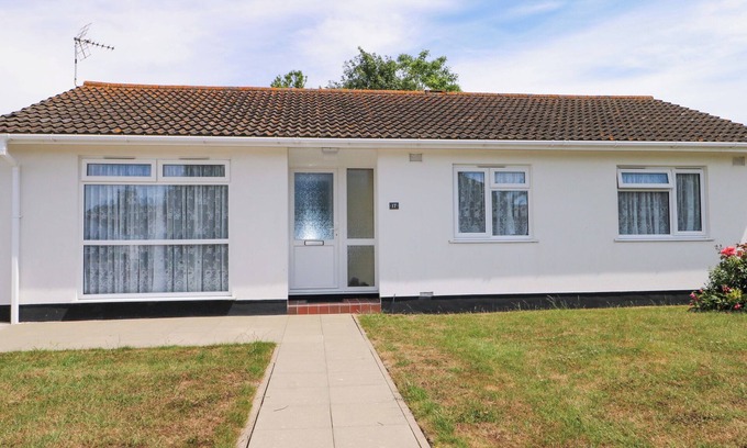 Burmarsh Cabaña | DYMCHURCH BUNGALOW, pet friendly, with a garden in Dymchurch