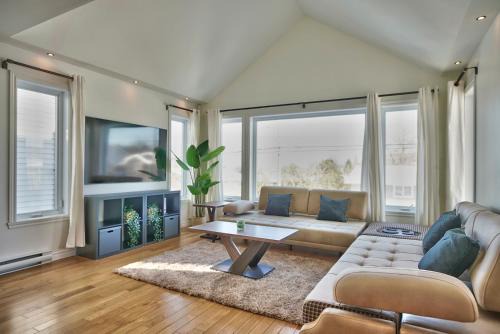 Sherbrooke Casa | Dynamite 2-Bedroom House, Garage, Sleeps 6
