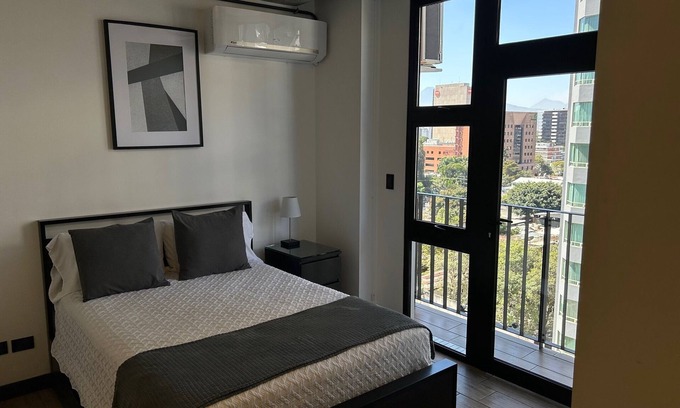 Zona 10 Apartamento | EÓN 9 - Estudio moderno, vista volcán, aire acondicionado