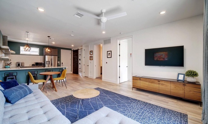 Holly Condominio | E 5th St - Perfect Location for Play or Stay!