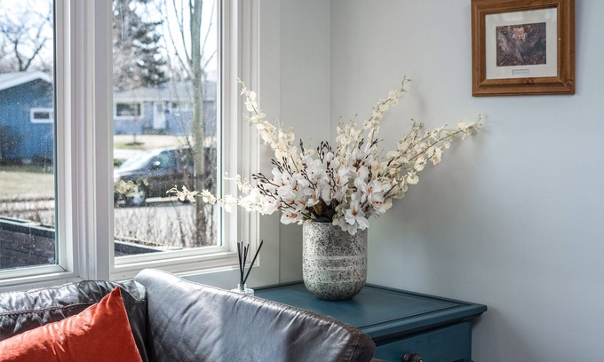 Southwest Calgary Casa | E@HOME Entire house 5BR2BA&Central by chinook mall