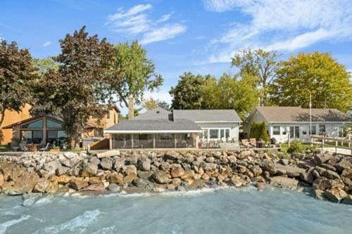 Amherstburg Casa | E&S Lake House Retreate&S Lake House Retreat