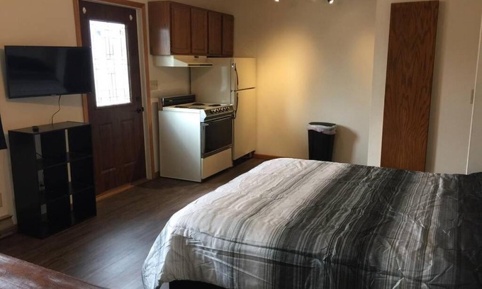 Tomah Apartamento | E Veteran St Short Term Rentals - Apt J
