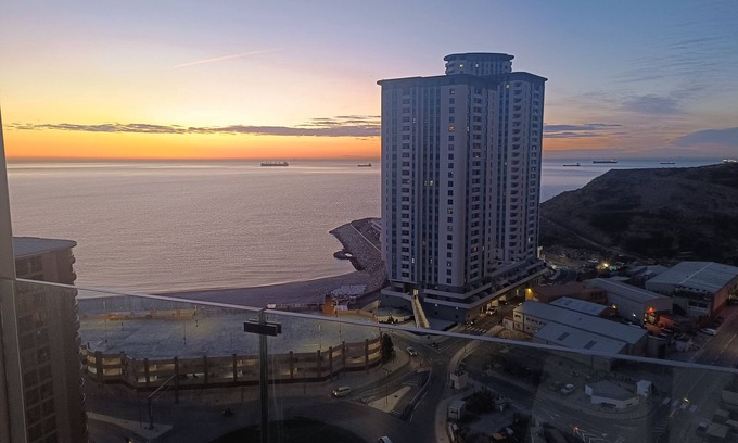 Gibraltar Apartamento | E1 Spacious Studios, Sea and Beach Views, HIgh Floor