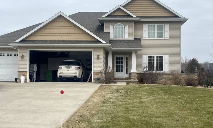 Pickett Casa | EAA 2026!! Close to highway, amenities and the EAA airshow grounds.