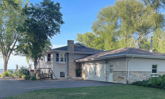 Winneconne Casa | EAA retreat on Lake Poygan!! Quiet lake property with home and guest barn.