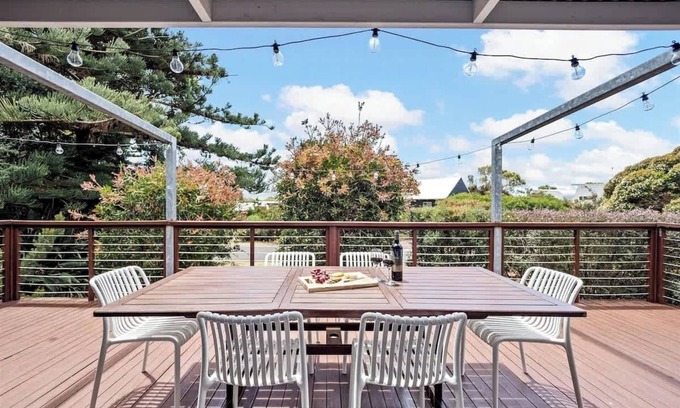 Eagle Bay Casa | Eagle Bay Beach House - walking distance to beach