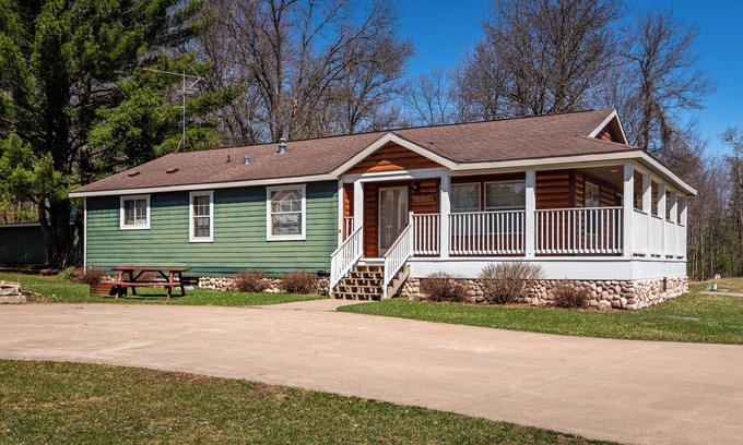 Neillsville Cabina | Eagle Cabin at the Riviera Resort in Neillsville, Wisconsin!