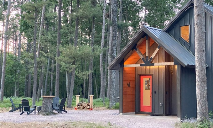 Wisconsin Dells Cabina | Eagle Cabin @ Orange Tractor Retreat: a new, modern cabin on 40 private acres