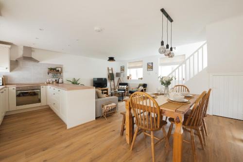 Wyck Rissington Casa | Eagle Cottage - Charming Cotswolds Getaway, Dog Friendly