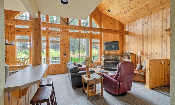 Redmond Cabina | Eagle Crest, Cozy 3-bedroom cabin with Hot Tub and Dog Friendly