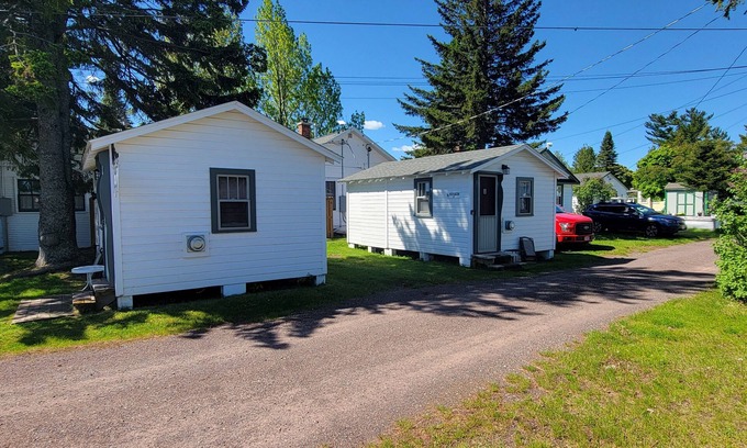 Eagle Harbor Cabina | LAKE BREEZE (EAGLE HARBOR): Camine hasta Lake Superior - Cable-WIFI (incluyendo un área de mini cocina),