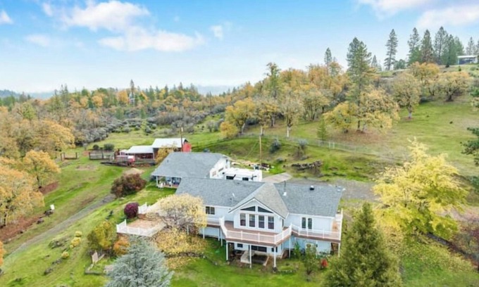 Eagle Point Casa | Eagle Point Getaway - Horse & Pet friendly