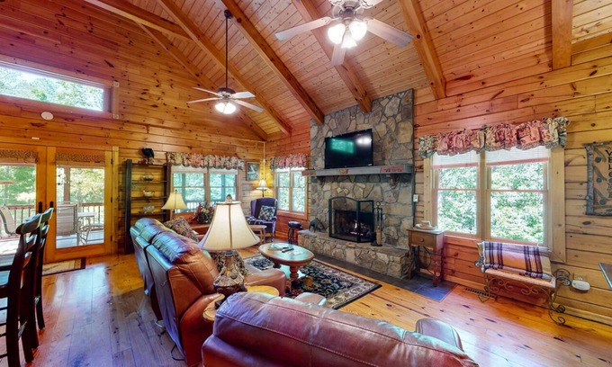 Clarkesville Cabina | Eagle Rest - Warm and Inviting Cabin in the Woods