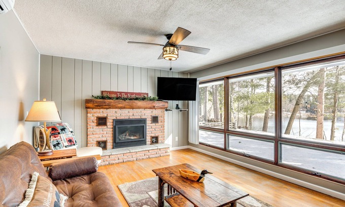 Eagle River Casa | ¡NUEVO! Eagle River Waterfront Home con muelle y fogata