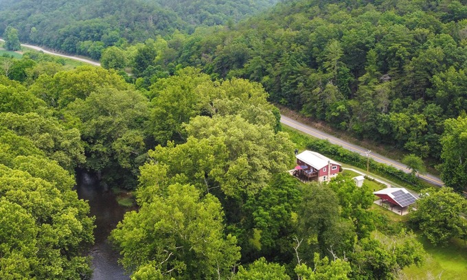 Eagle Rock Cabaña | Eagle Rock Cottage: Cozy Creekside Getaway w/ Deck