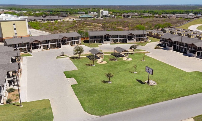 Cotulla Apartamento | Eagle's Den Suites Cotulla a Travelodge by Wyndham