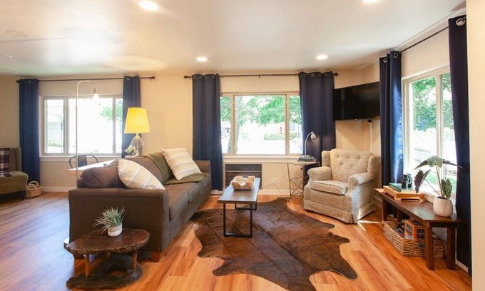 Jackson County Casa | Eagle's Nest Cottage. Spacious 2 BR river retreat on the Rogue River. Enjoy ping-pong, BBQ, board games, and fishing. Remote work enabled with high-speed WiFi. Unplug and unwind!