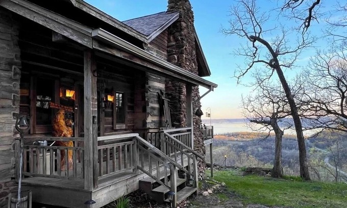 Ferryville Cabina | Eagle View Lodge - 1850's Driftless Log Cabin w/ Hot Tub