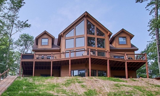 St Germain Casa | Eagles Bluff 6 Br Lakefront Cabin on 20 acres
