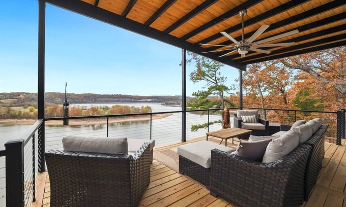 Springdale Casa | Eagles Bluff - Views of Beaver Lake