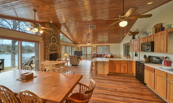 Bumpass Casa | Eagles Landing Large Waterfront Home en el lado privado del lago Anna Rampa de lanzamiento en la propiedad.