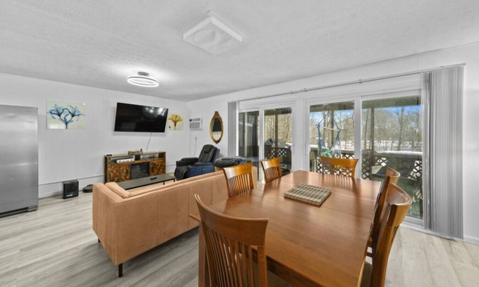 Streetsboro Cabina | Eagles Nest At Heron Hill Retreat Hot Tub on Lake!