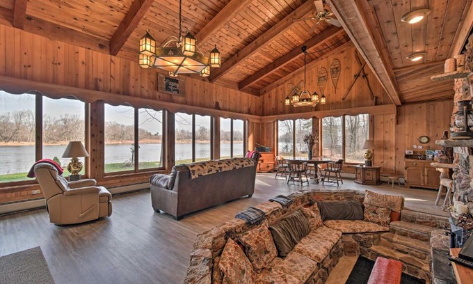 Baraboo Casa | Eagles Nest - Baraboo Cabin on Wisconsin River!