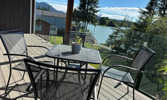 Juneau Apartamento | Eagle’s Nest River View. Newly constructed, walking distance to the Airport.