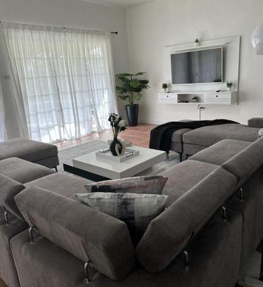 Albion Casa | Eagles Nest Villa House AC TV WIFI Fan Luxury Modern