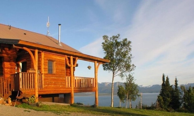 Fritz Creek Casa | Las águilas descansan en la granja Kilcher Family Homestead en Alaska, la última frontera de la bahía de Kachemak