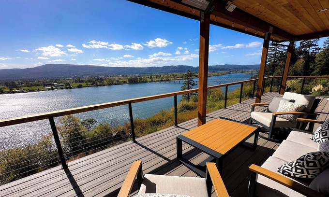 Cathlamet Casa | Eagles View Waterfront Luxurious Retreat. Stunning Cathlamet Columbia River home