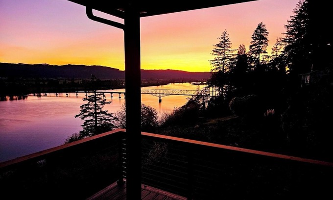 Cathlamet Casa | Eagles View Waterfront Retreat a 2-bedroom 2-bath stunning house in Cathlamet