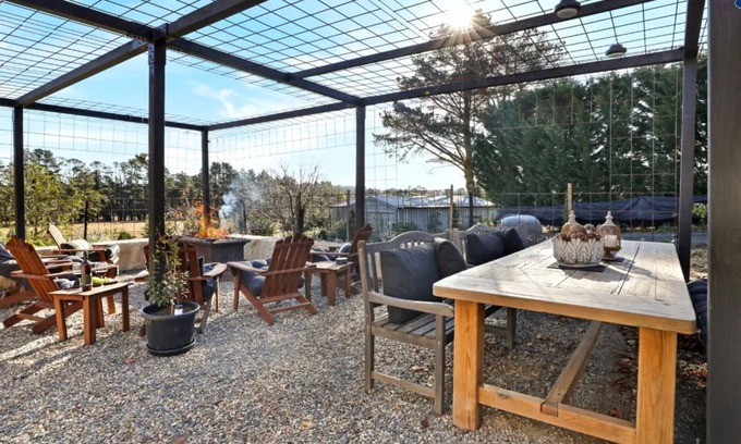 Paddys River Cabaña | Ealu Farm - unwind in comfort with amazing rural views, outdoor entertaining & nearby wineries
