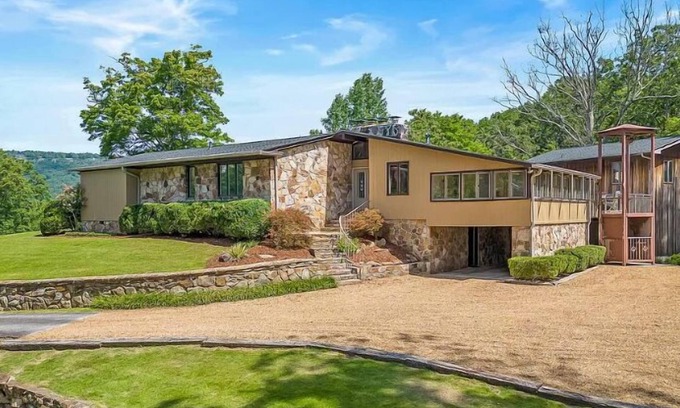 Menlo Casa | Early fall trip?! Stunning Midcentury modern home-sleeps 14! 24 private acres