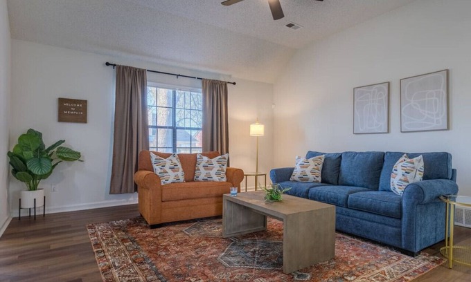 Memphis Casa | Earth Chic Getaway. Large Backyard! Pet- Friendly!