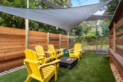 East Cesar Chavez Casa | East Austin Bungalow w BBQ Firepit Fun Yard