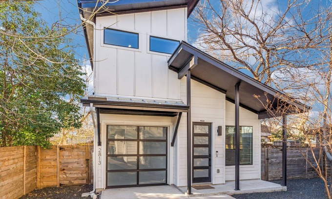 Govalle Casa | East Austin Hideaway 2-bedroom house with AC and Google Fiber