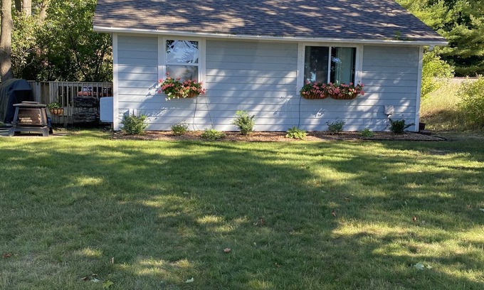 Acme Cabaña | East Bay Getaway Cottage - Minutes away from Downtown Traverse City & Horse Show