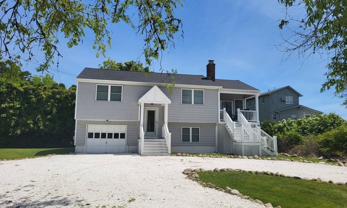 Charlestown Casa | East Beach House 100 yard walk to Blue Shutters Beach, Clean and Open, Sleeps 6