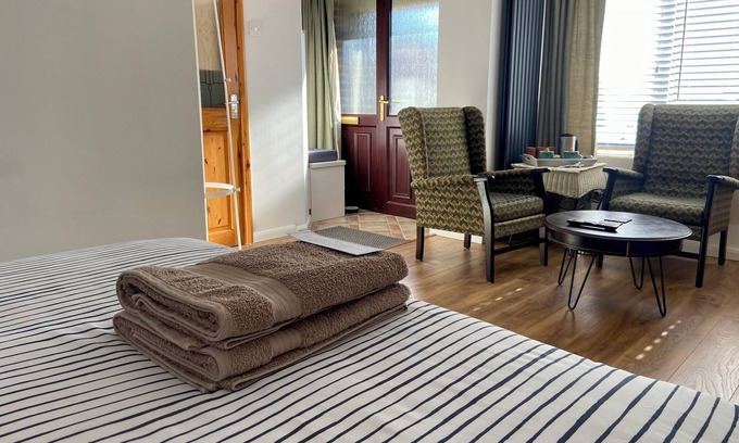 Capel-le-Ferne Apartamento | East Cliff Folkestone Guest Suite with Own Entrance - Pet Friendly!