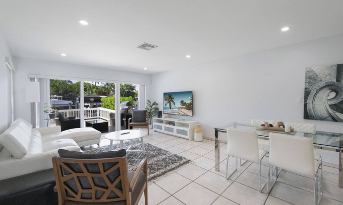 Coral Ridge Casa | East corner Two Bedrooms townhouse at 1 mile from the beach