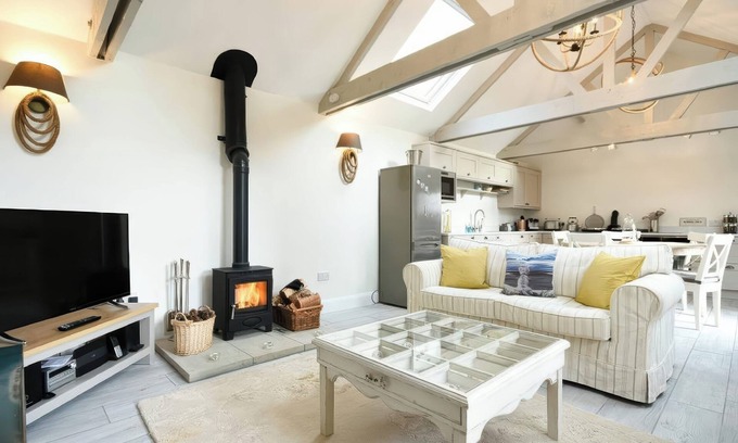 Embleton Cabaña | EAST FARM CROFT, pet friendly, character holiday cottage in Embleton