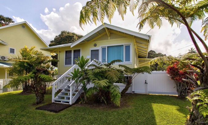 Hakalau Casa | East Hawaii - Ocean, Mountains & Waterfalls
