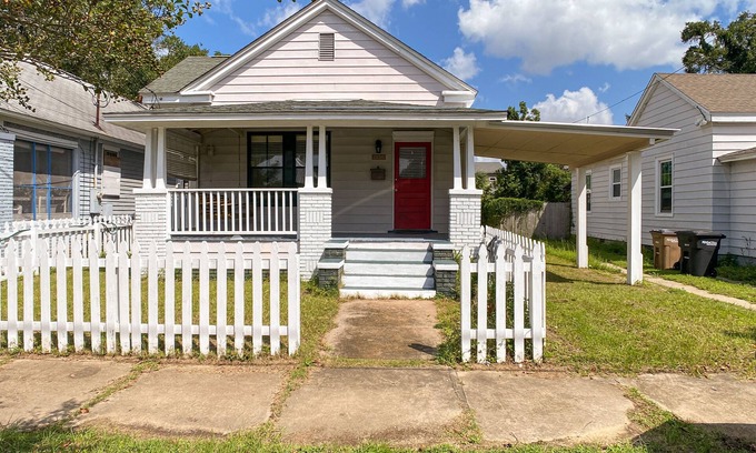 East Hill Casa | East Hill Coastal Cottage, prefect for couples and families, pet friendly.