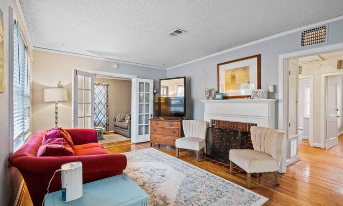 Southeast Pensacola Cabaña | East Hill cottage with enclosed yards, firepit & W/D - walk to dining & parks